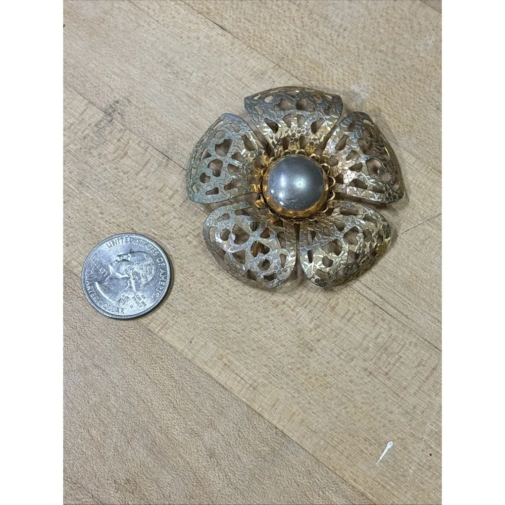 Vintage 1930s Art Deco Gold Tone Filigree Floral Brooch Metal Cabochon Pin